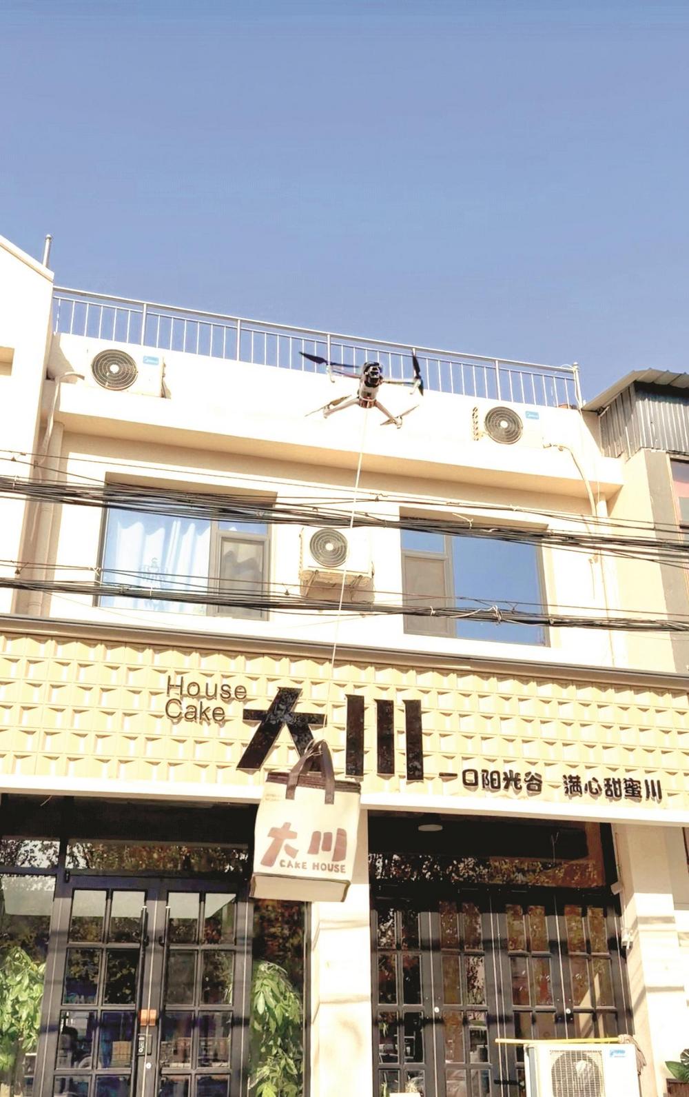 无人机配送蛋糕。 薛雅兰 聂永清 摄