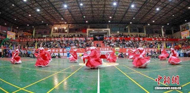 11月7日，广西梧州市龙圩区“农商银行杯”欢乐乡村女篮开幕式现场。潘绍珊 摄