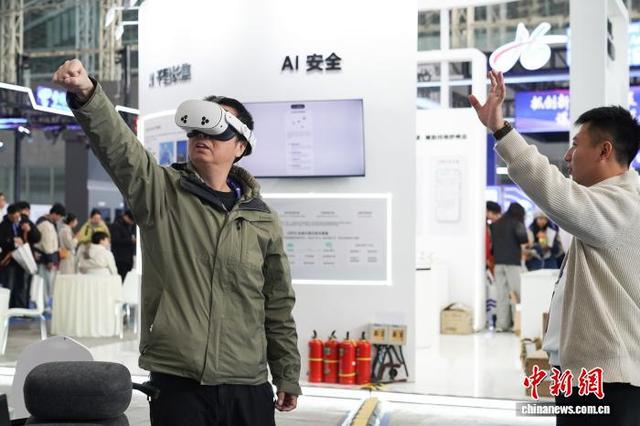 10月24日，黑龙江哈尔滨，观展者体验AI虚拟现实技术。中新社记者 赵宇航 摄