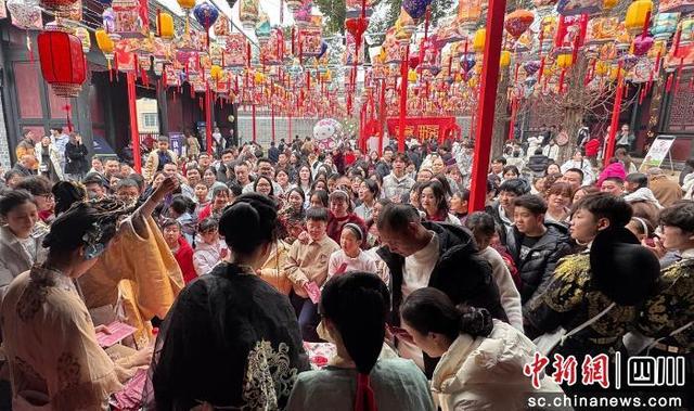 文创作品拍卖。富顺融媒 供图