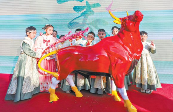 鞭打“春牛”仪式上，人们祈愿新一年五谷丰登。本报记者 邓伟摄