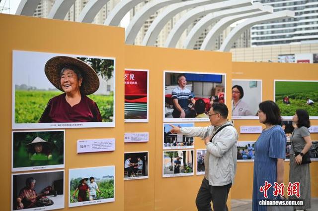 9月19日，江苏泰州，观众欣赏主题摄影作品。中新社记者 泱波 摄