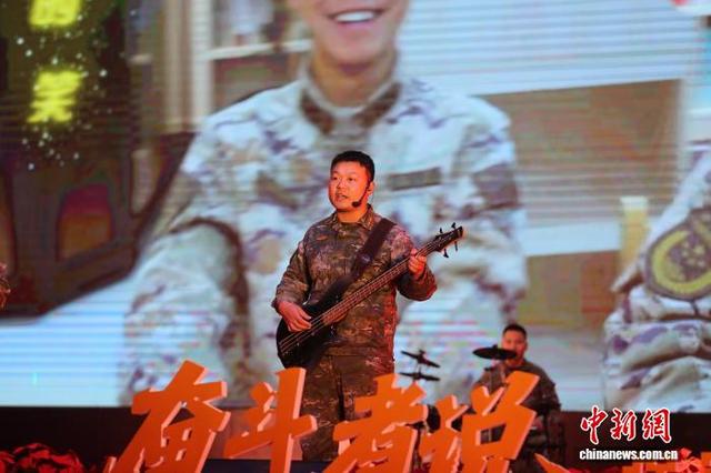 图为武警官兵演唱原创歌曲《迷彩和笑脸》。 罗元凯 摄