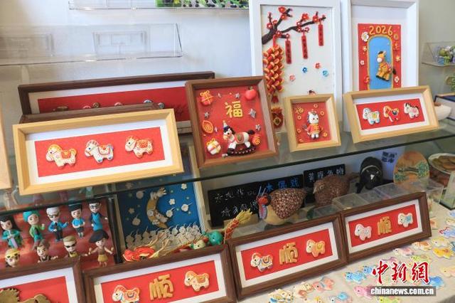 图为工作室内的马年米塑作品。中新社发 吴怡欣 摄
