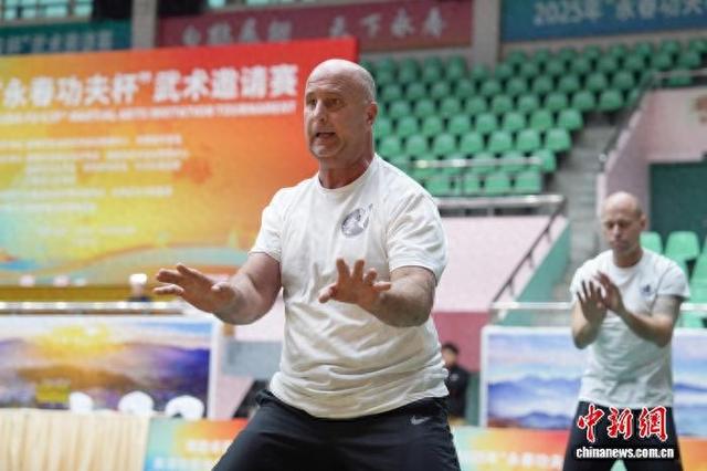 11月22日，2025年“永春功夫杯”武术邀请赛在福建永春开幕。图为澳大利亚选手在比赛中。林艺颖 摄