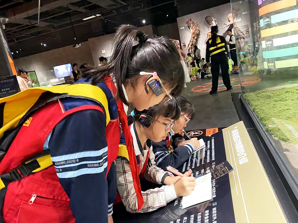     ▲“小记者”探秘恐龙奥秘科学馆。