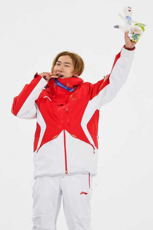 苏翊鸣摘得本届冬奥会中国代表团首枚奖牌 特约记者 钱俊摄