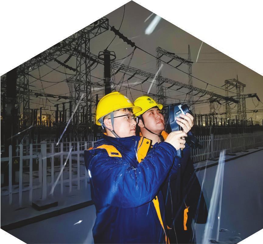 国网阜新供电公司员工对220千伏变电站开展雪后特巡。 耿铭泽 摄