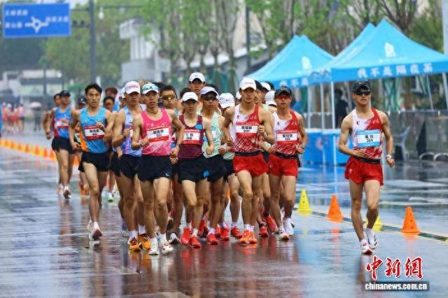 4月11日，在2026年全国竞走大奖赛成年男子半程马拉松竞走比赛中，选手们正在激烈角逐。(徽州区文化旅游体育局 供图)