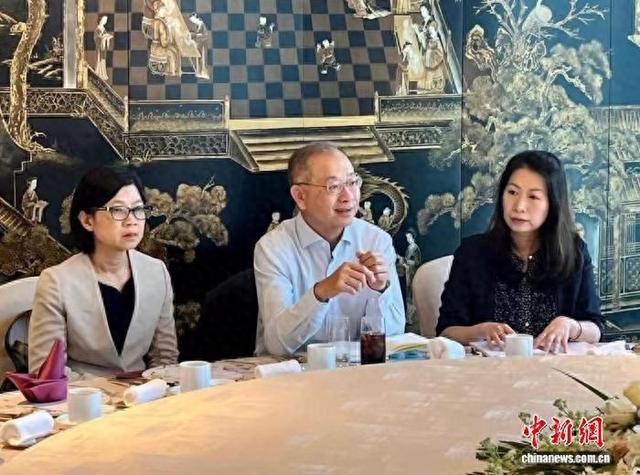6月8日，香港金融管理局总裁余伟文(中)在北京与内地媒体记者会面。 (香港金融管理局供图)