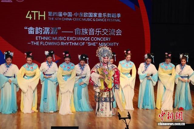 11月10日，来自浙江音乐学院的学生在现场表演京剧《贵妃醉酒》选段。孙琳茹 摄