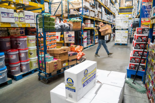 餐饮仓储超市在美国 35 个州运营着 166 家门店