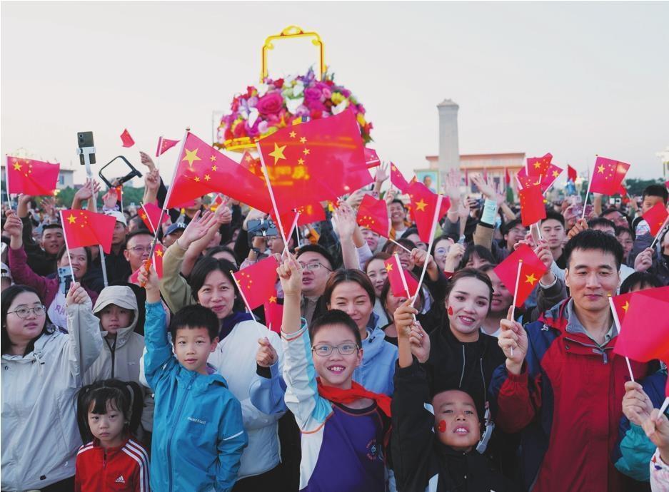 下图：观众在升旗仪式后欢呼。 新华社发