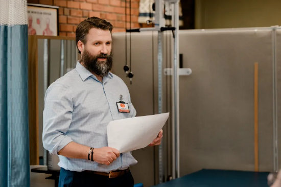 波士顿劳雷尔岭康复与专业护理中心负责人科林・奥利里，近日不得不解雇 13 名即将失去临时保护身份的海地裔员工。