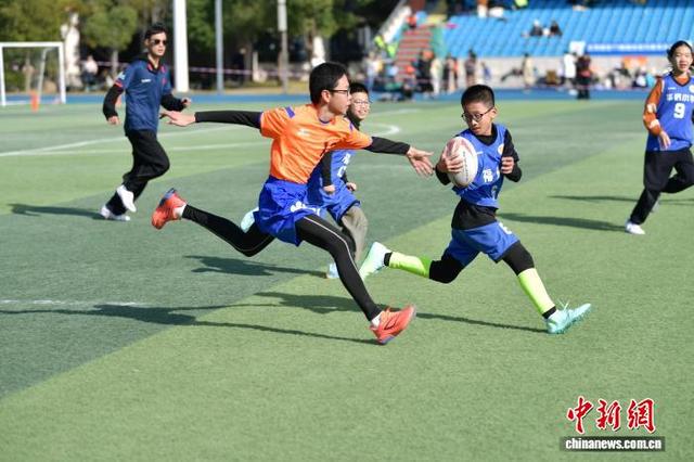 12月27日，小学组参赛队正在比赛中。中新社记者 张斌 摄