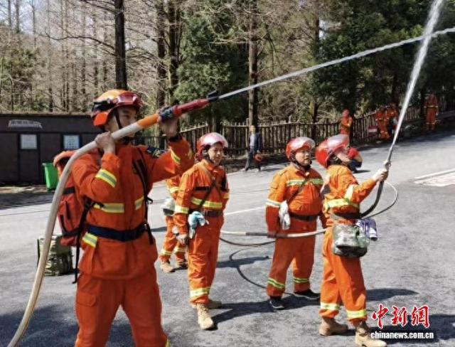 3月25日，在浙江省金华市北山林场，当地综合森林火灾应急救援队队员进行森林防灭火应急处置演练。郭超凯 摄