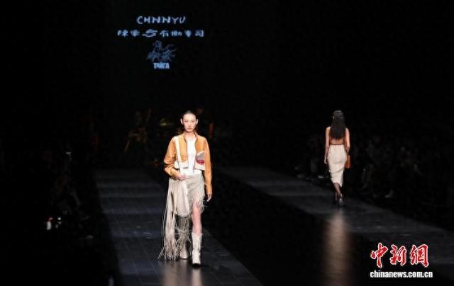 图为模特展示设计师作品。 张畅 摄