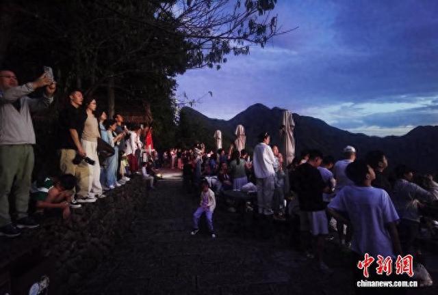 10月4日凌晨，游客在云和梯田旁的观景台看日出。郑建文 摄