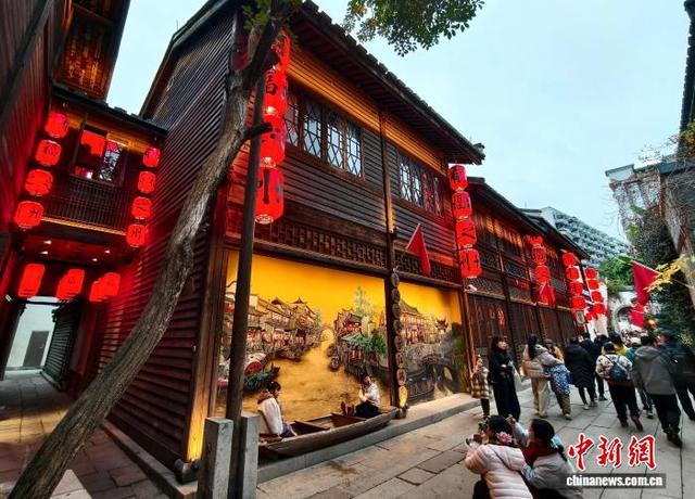 2月1日，随着春节临近，福州上下杭历史文化街区张灯结彩，一派喜气洋洋的景象。中新社记者 张斌 摄