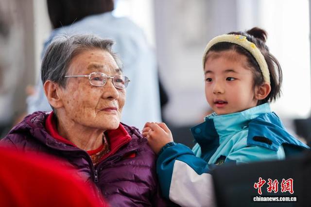 10月28日,青海西宁,生活在青海省养老服务中心的老人与幼儿园小朋友共度重阳节。图为小朋友为老人捶背。中新社记者 薛蒂 摄