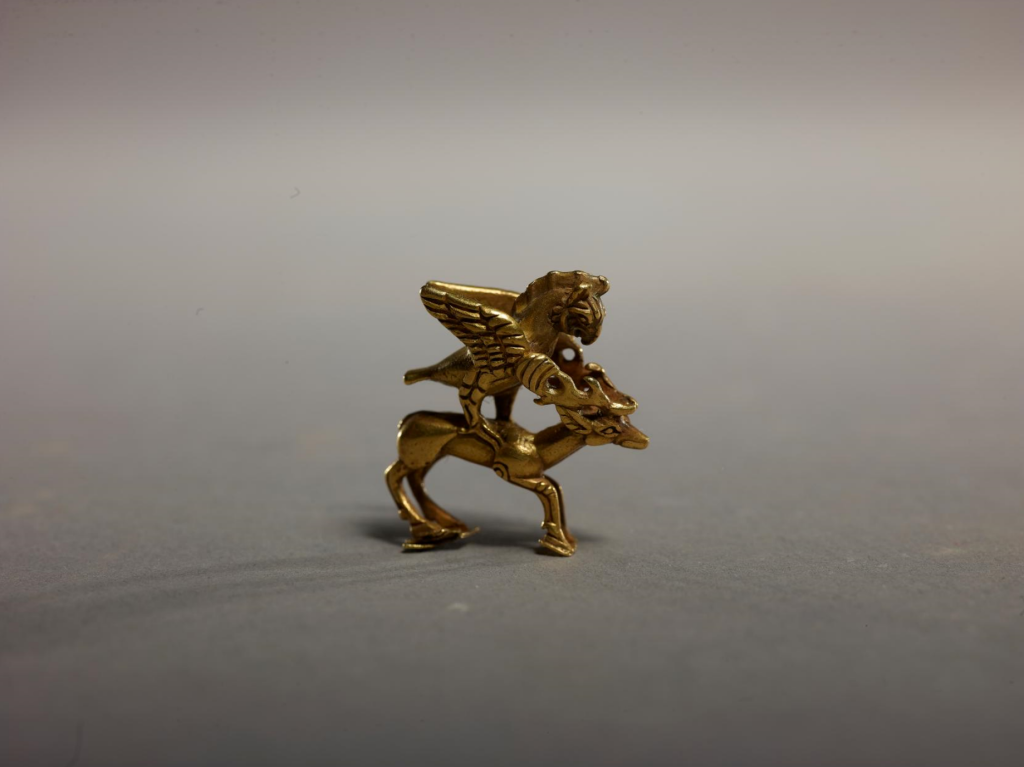 阿合奇县库兰萨日克墓出土的“金鹰啄鹿”