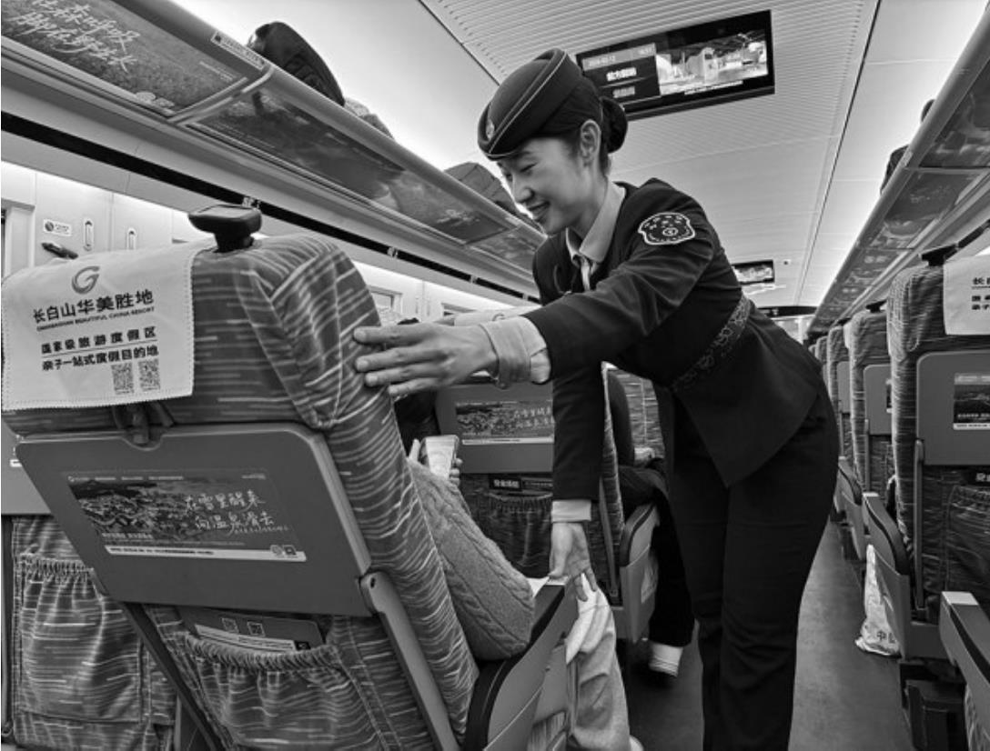 王百慧贴心地为旅客调整座椅。