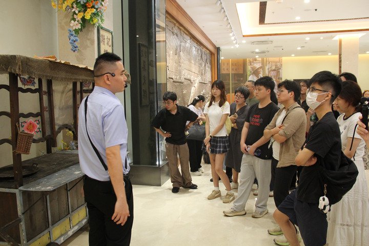 2026年5月30日，台湾学生在广州华侨博物馆参观《给阿嬷的情书》电影道具专题展。新华社记者 杨深深 摄
