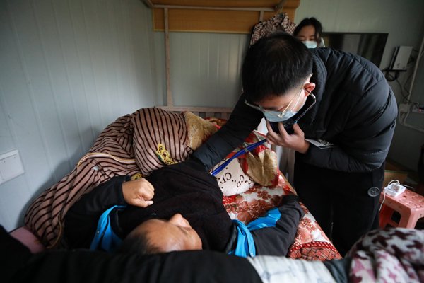 边家祥和队员们上门为老人检查。董腾飞/摄