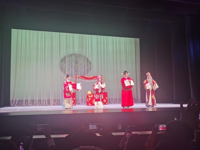 《贩马记》谢幕。 竺暨元 摄