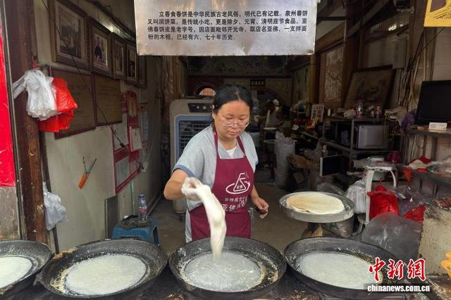 4月4日，泉州亚佛润饼皮第四代传人傅锦娜在店内制作润饼皮。柯宁 摄