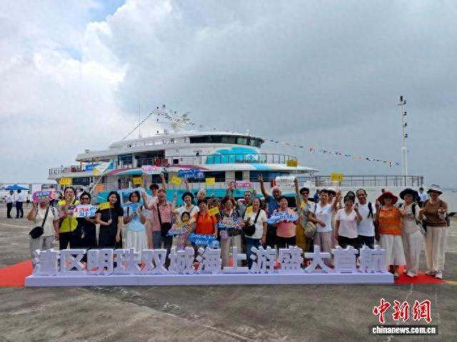 游客在“大湾区伊敦号”游轮前合影。李志强 摄