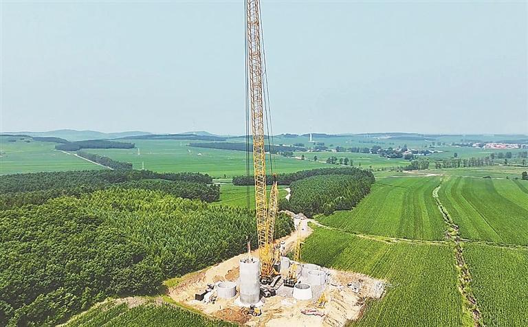 风机安装现场。本报资料片