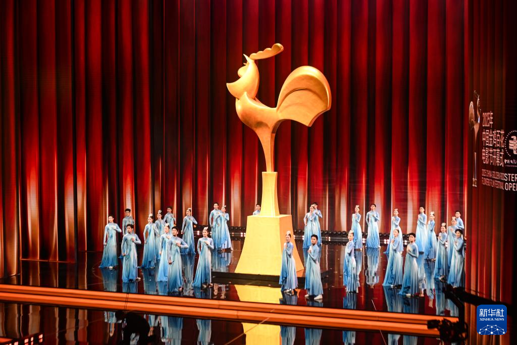 11月11日晚拍摄的2025年中国金鸡百花电影节开幕式现场。新华社记者 周义 摄