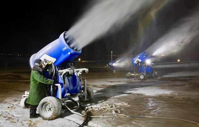 11月21日，工作人员在宁夏银川市阅海滑雪场进行造雪作业。新华社记者 杨植森 摄