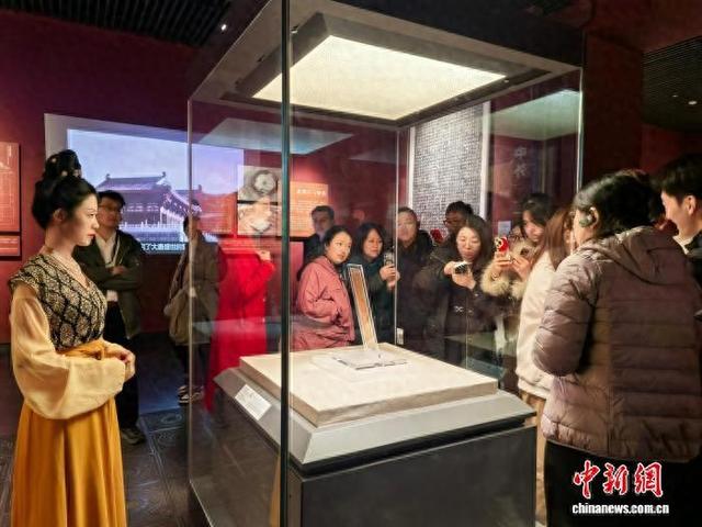 近日，河南博物院镇院之宝武则天金简引围观。 中新社记者 阚力 摄