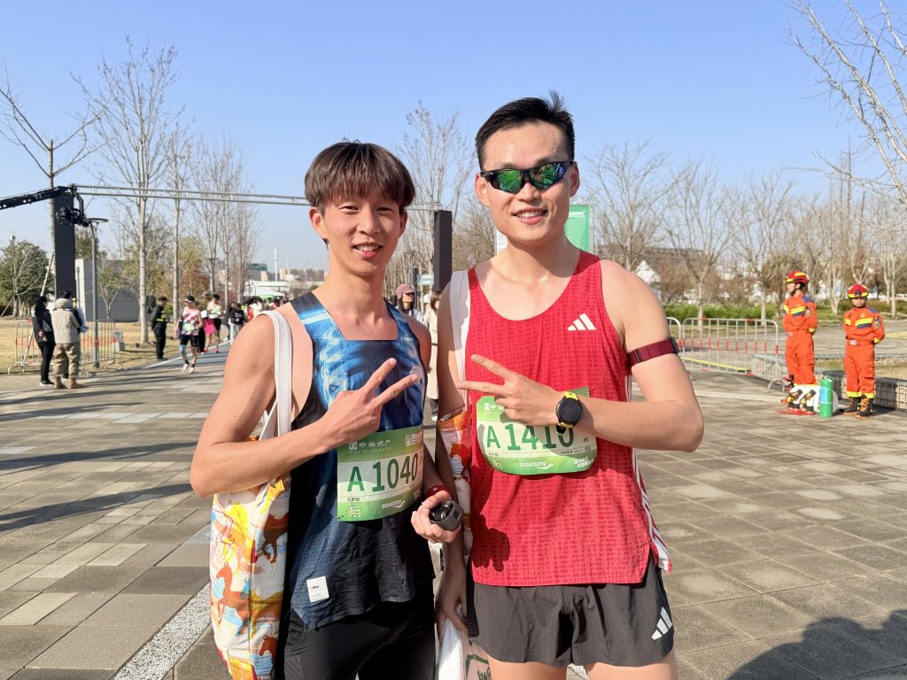 孔梦阳（左）和孙大伟平时常在苏河边进行长距离慢跑训练，这条赛道早已融入他们的日常。