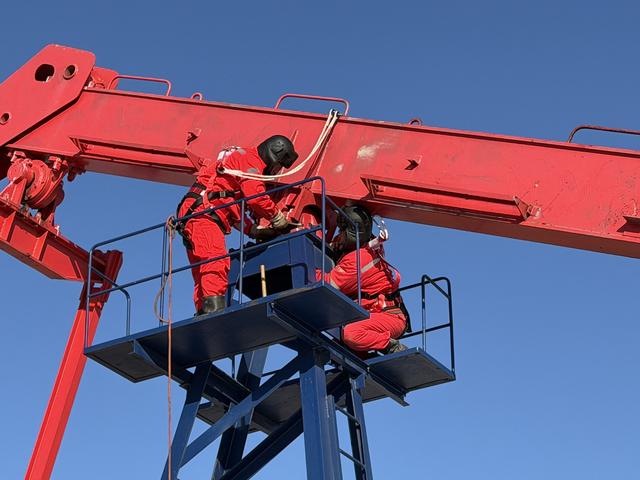 第六作业区维修班正在进行抽油机维修作业。新华社记者 孙晓宇 摄