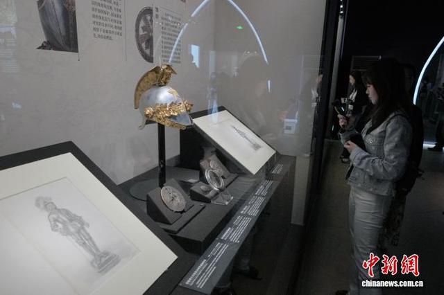 图为观众参观展览。中新社记者 安源 摄