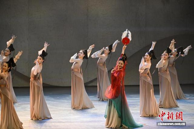 图为女子群舞《鸿》。中新社记者 于海洋 摄