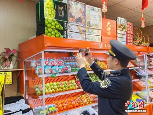 杭州市上城区四季青街道应急消防管理站工作人员拍摄商铺环境。吴怡欣 摄