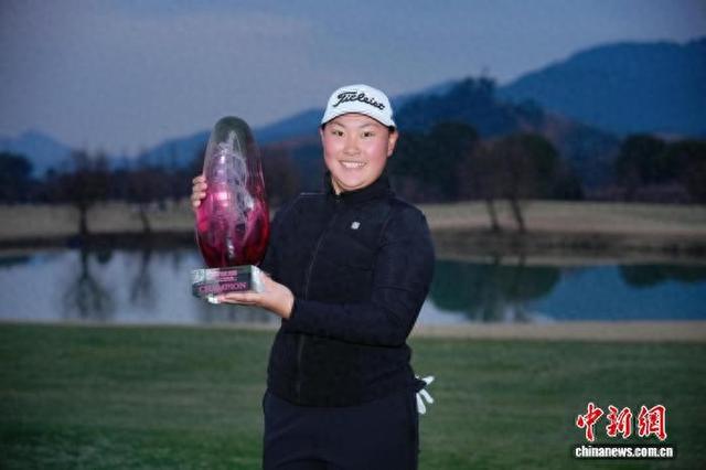 图为任怡嘉赛后捧杯。(赛事主办方供图)