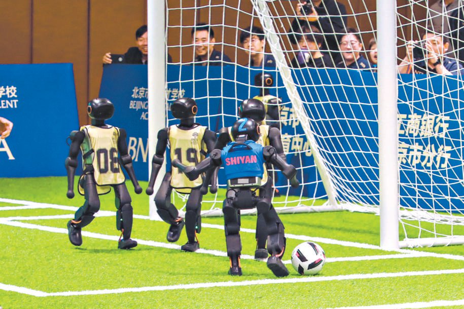 3对3机器人足球表演赛。 吕天翔摄