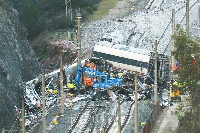 应急人员在高铁脱轨事故现场工作。 新华社/法新