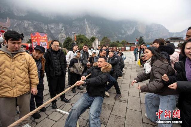 图为村民在进行拔河比赛。史开心 摄