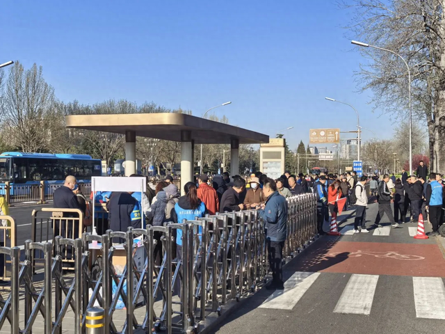 地面公交玉泉路西口站迎来大客流/记者拍摄