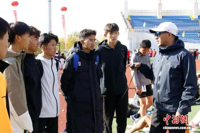 图为教练员(右一)对选手进行赛前指导。陈宗淇 摄