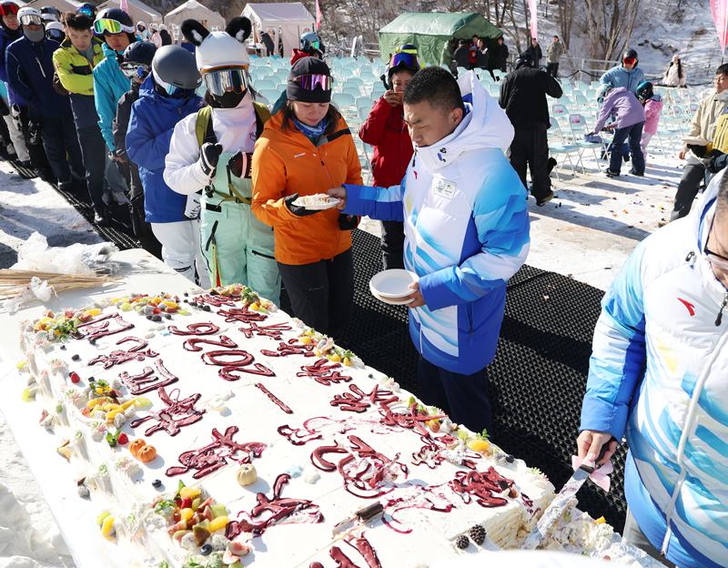 雪友现场拍摄品尝蛋糕。新京报记者 陶冉 摄