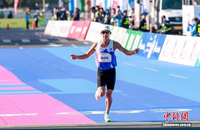 1月11日，2026年厦门马拉松开赛，中国选手杨绍辉获国内男子组冠军。中新社记者 王东明 摄