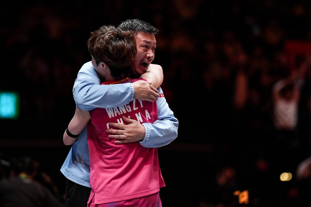 王祉怡和教练罗毅刚拥抱。