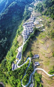 鸟瞰雪峰村。受访者供图